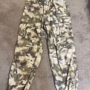 Nike women sportswear mid rise oversized stacked camo cargo pants size small